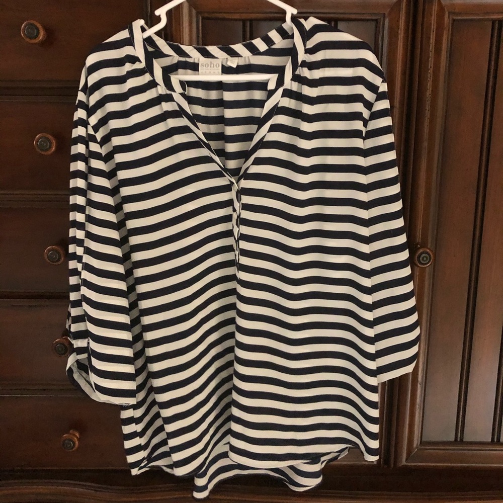 Beautiful white and navy striped top